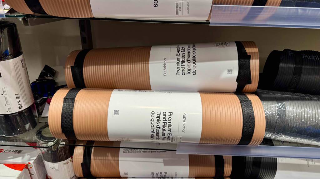Yogamatte XL im Test: Mehrere Matten liegen gestapelt in einem Regal.