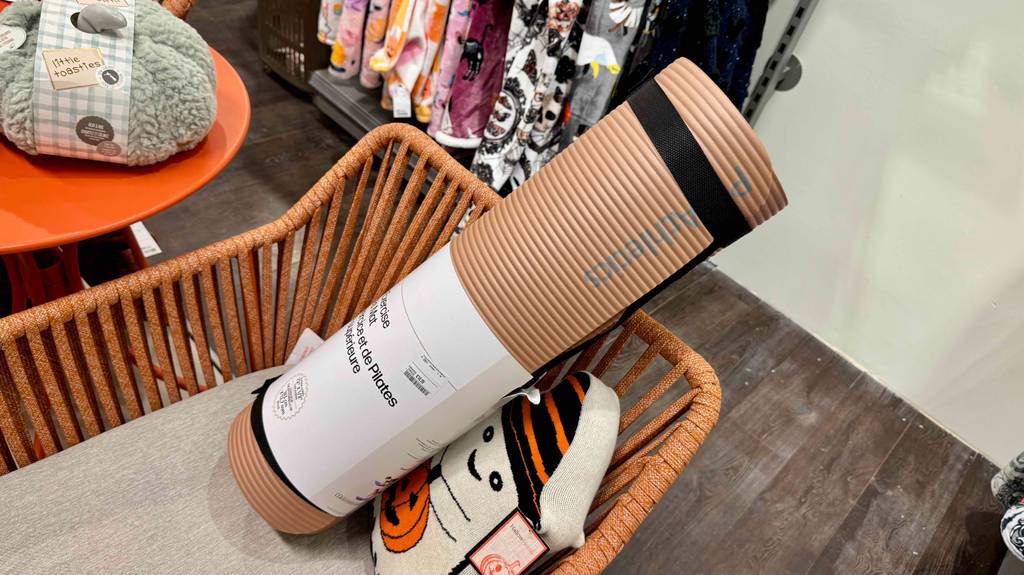 Eine Yogamatte XL liegt getestet auf einem Rattanstuhl.