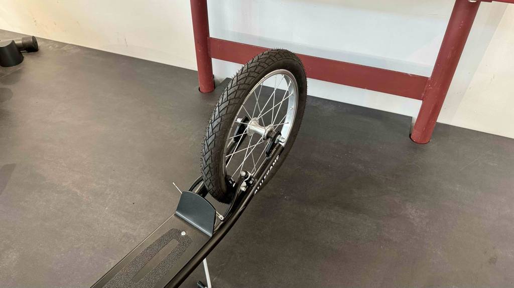 Blick auf den Rücktritt und den Hinterreifen eines Rollers mit Luftreifen im Test.