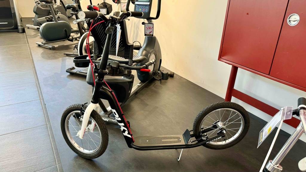 Seitenansicht eines getesteten Rollers mit Luftreifen.