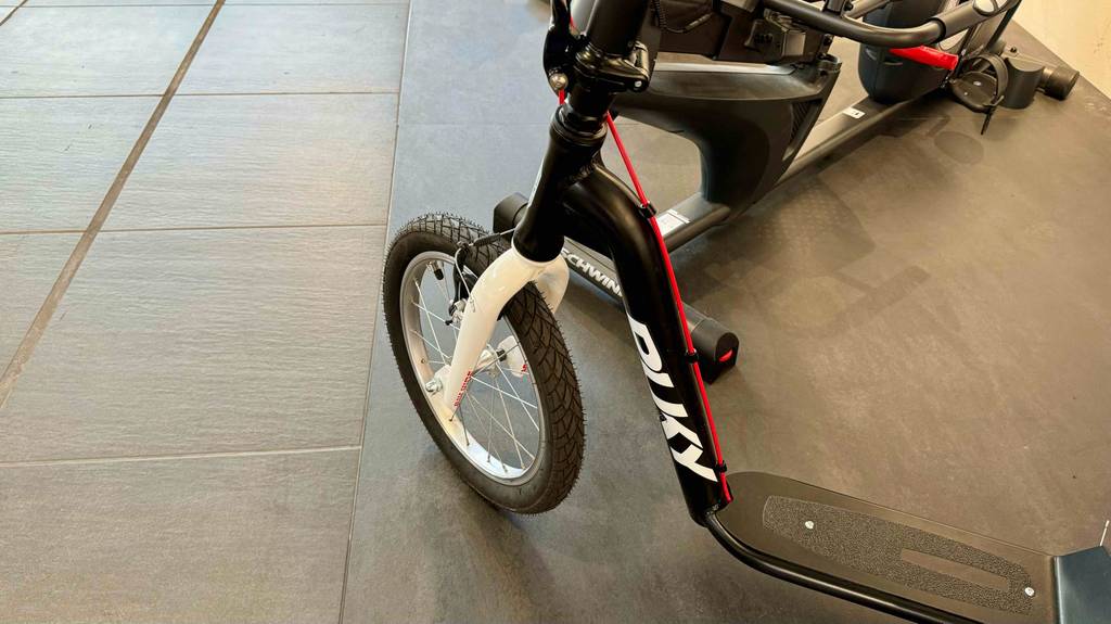 Roller mit Luftreifen im Test: Blick von schräg oben auf den Fußtritt und das Lenkergestänge.