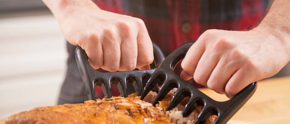 Pulled-Pork-Krallen-Test: Hände halten zwei Fleischkrallen aus Kunststoff
