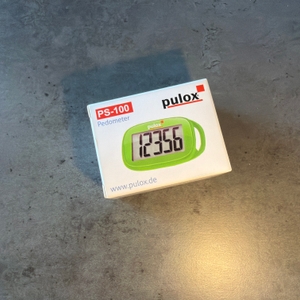 Der Karton vom Pulox PS-100 liegt auf einem Tisch