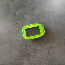 Der Pulox PS-100 liegt auf einem Tisch