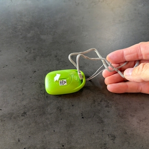 Eine Hand befestigt die Handschlaufe am Pulox PS-100