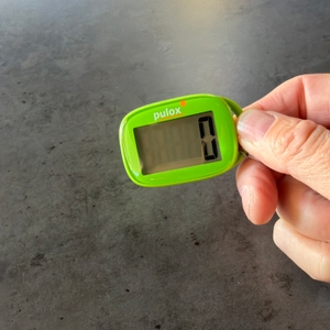 Der Pulox PS-100 zeigt 0 Schritte an