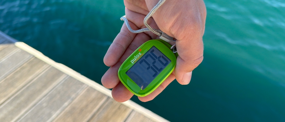 Der Pulox PS-100 zeigt 326 gelaufene Schritte an