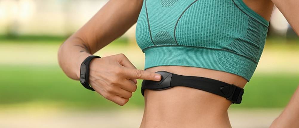 Bluetooth-Pulsgurte getestet: Frau, die einen Bluetooth-Brustgurt trägt.