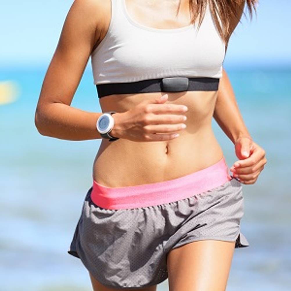 Bluetooth-Pulsgurt getestet: Frau, die beim Joggen einen Bluetooth-Pulsgurt trägt