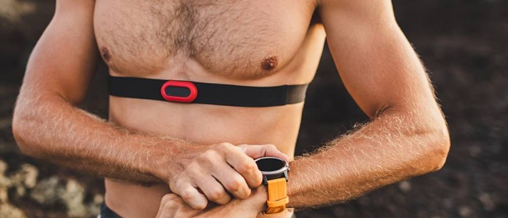 Bluetooth-Pulsgurt im Test: Mann, der einen Bluetooth-Pulsgurt und eine Fitness-Uhr trägt.