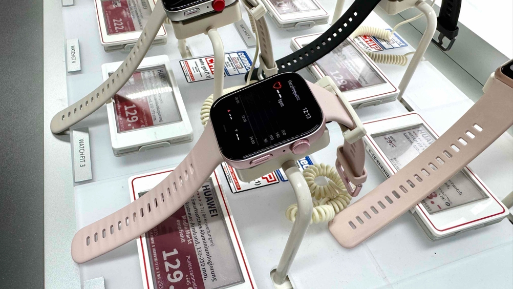 Eine getestete Pulsuhr auf einem Ständer von der Seite auf einer Verkaufsfläche mit Preisangabe.