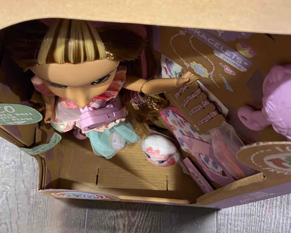 Puppen-Test: Sicht in eine geöffnete Originalverpackung von oben.