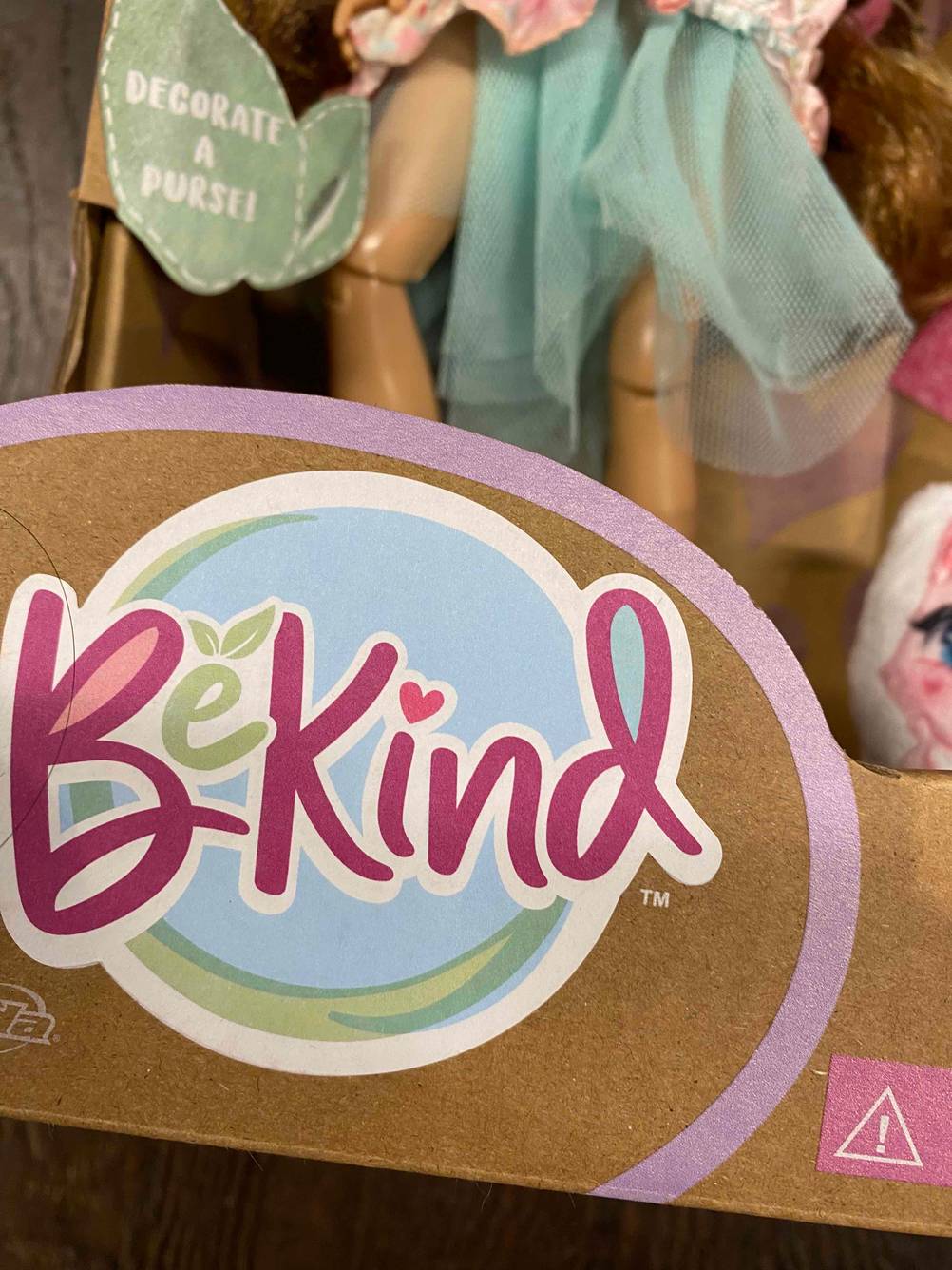 Puppen-Test: Nahaufnahme des Logos auf der Verpackung.