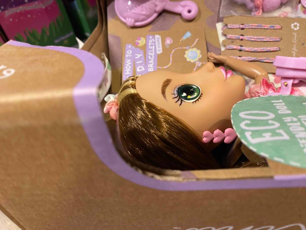 Puppen getestet: Nahaufnahme des Auges der Puppe die in der Originalverpackung liegt.