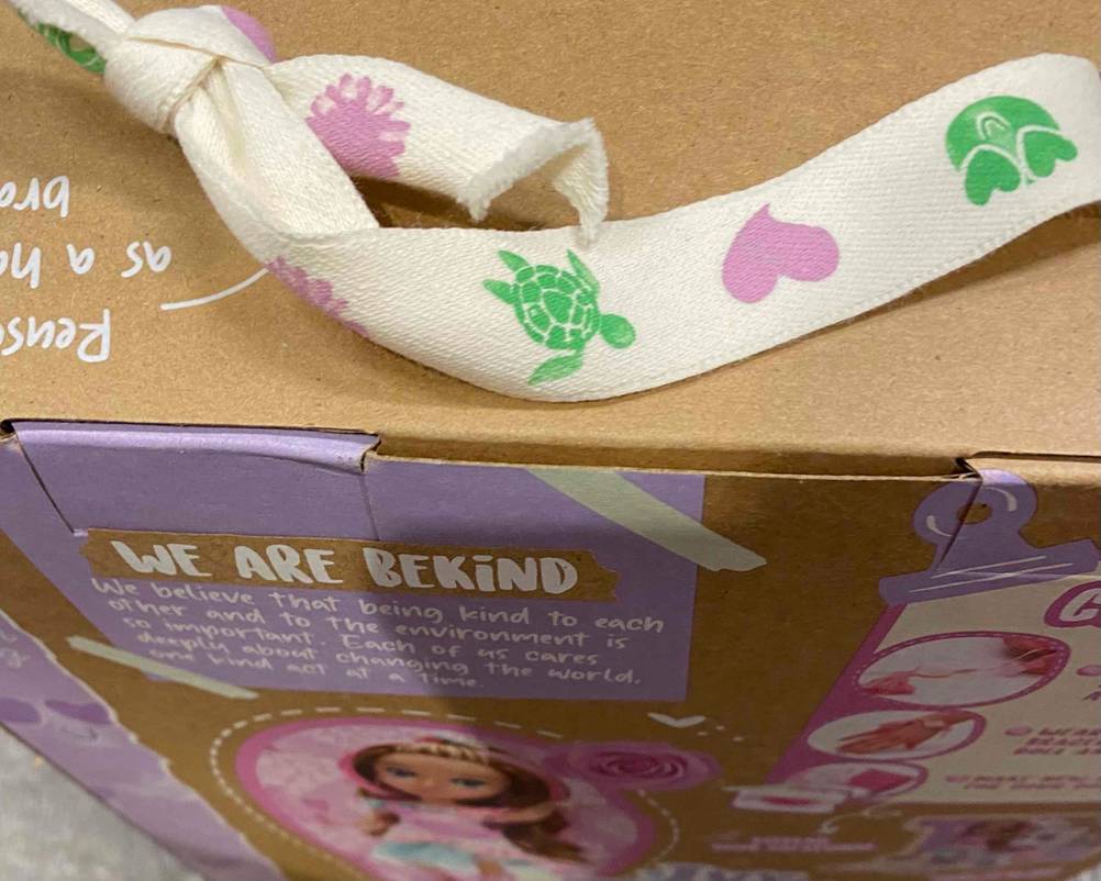 Puppen getestet: Nahaufnahme der Rückseite einer Verpackung mit einem Geschenkband mit Herzen.