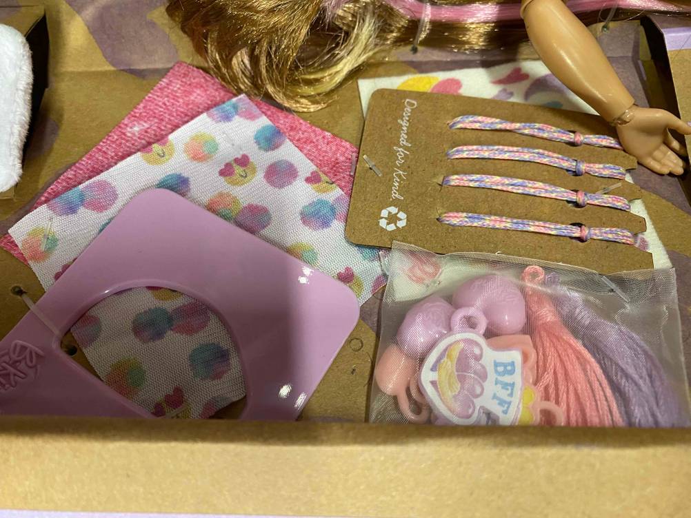 Accessoires für eine getestete Spielpuppe. 
