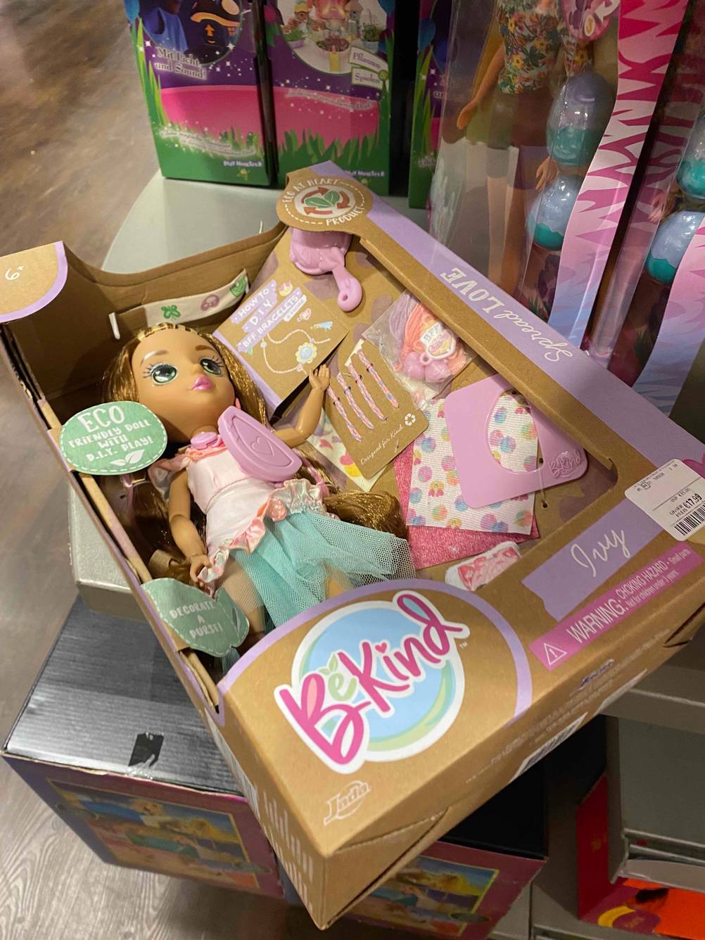Eine getestete Puppe für Kleinkinder befindet sich verpackt in einem Kaufhaus. 