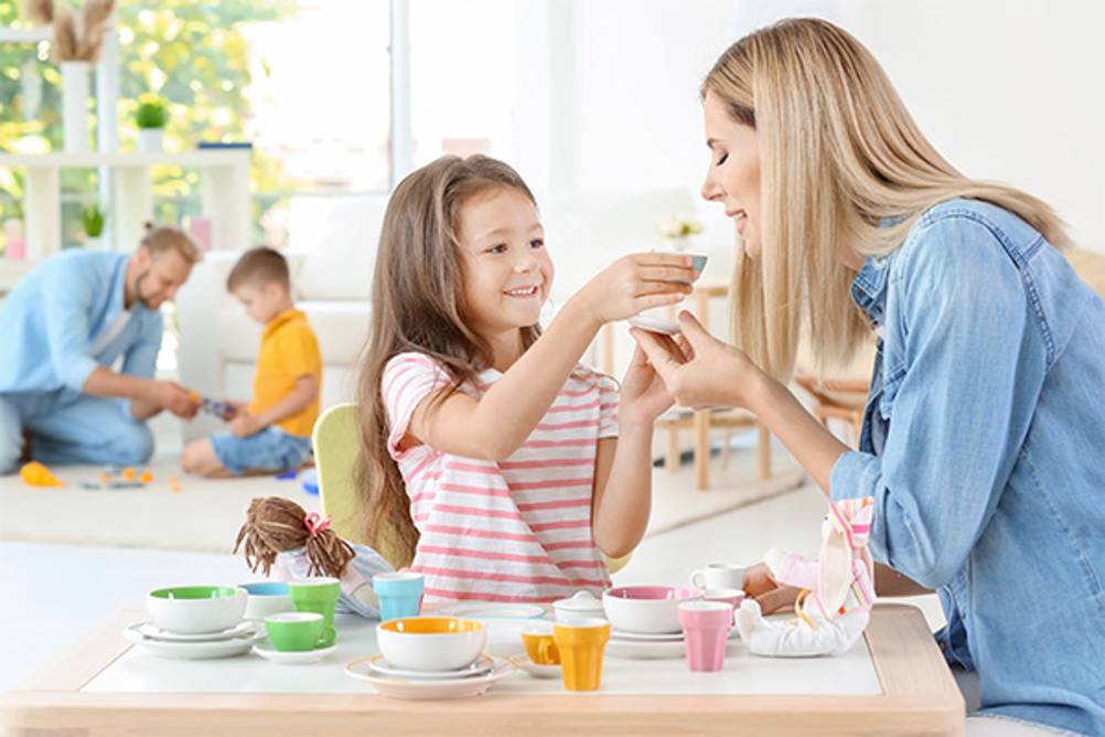 Puppengeschirr im Test: Eine Mama die mit ihrer Tochter und einem Puppengeschirr spielt.