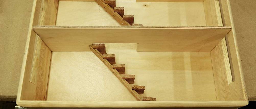 puppenhaus-selber-bauen-etagen-treppe