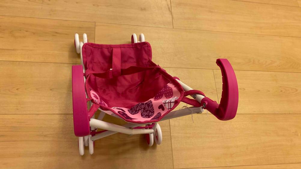 Puppenwagen getestet: Aufnahme von oben mit Fokus auf die Griffe.