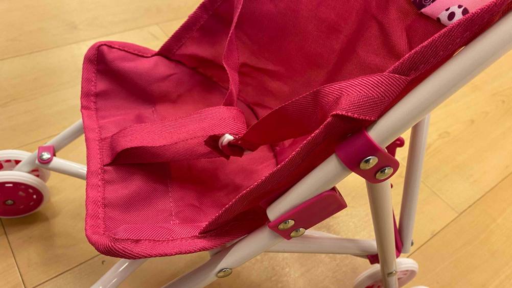 Puppenwagen im Test: Detailansicht der Sitzfläche mit Gurten.