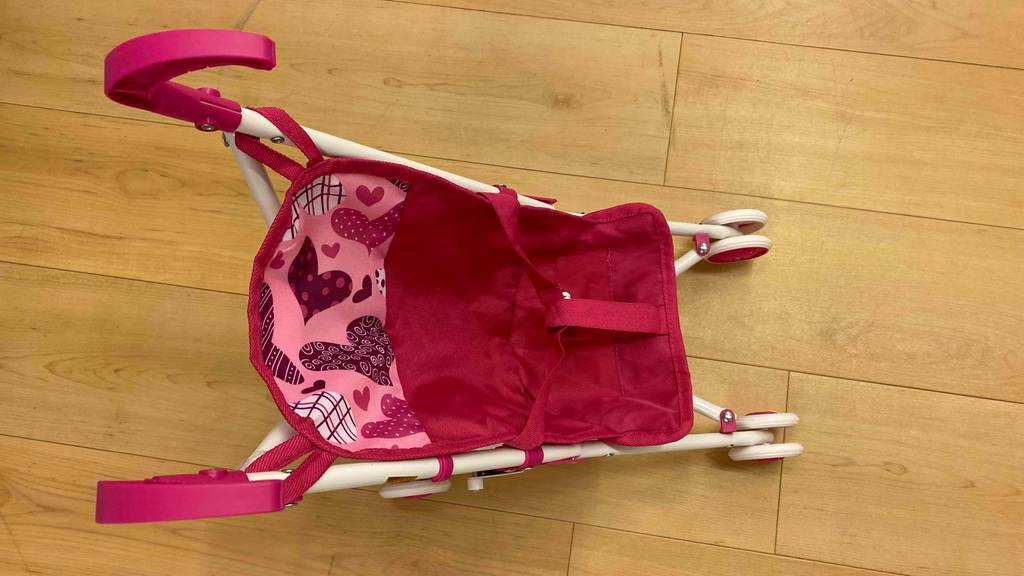 puppenwagen in rot-pink