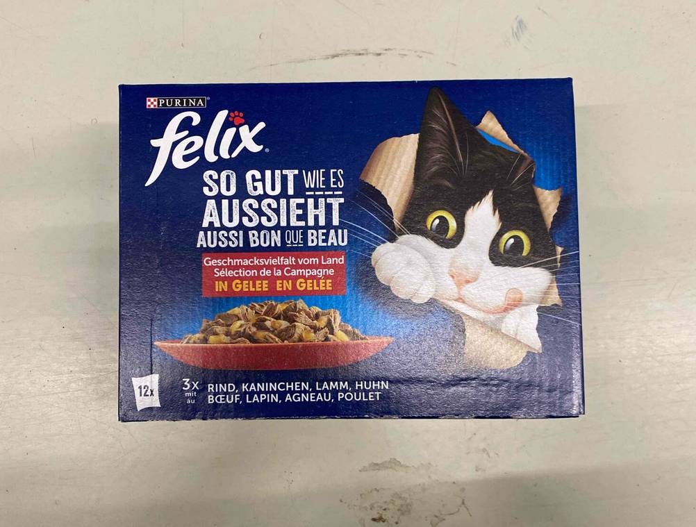 Katzennassfutter im Test: Frontansicht eines Felix-Kartons mit 12 verschiedenen Päckchen.