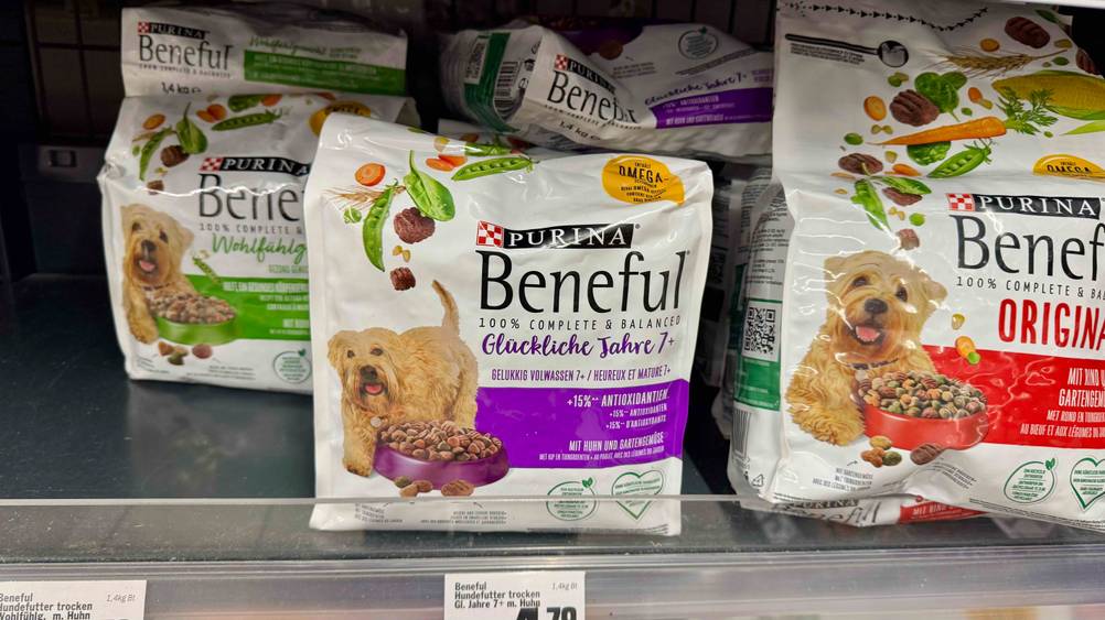 Mehrere Packungen des getesteten Purina-Hundefutters in einem Verkaufsregal in mehreren Sorten.