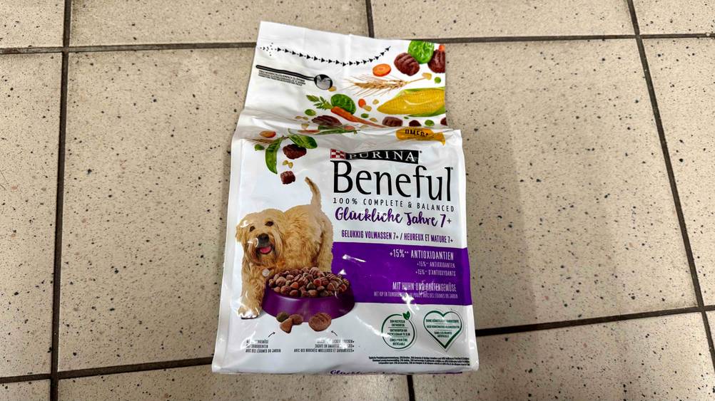 Auf einem Fließenboden steht eine Packung des getesteten Purina-Hundefutters.