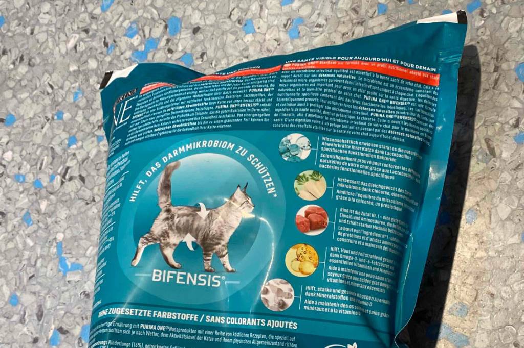 Getestet: Rückseite einer auf einem hellen Boden liegenden Packung Purina Katzenfutter.