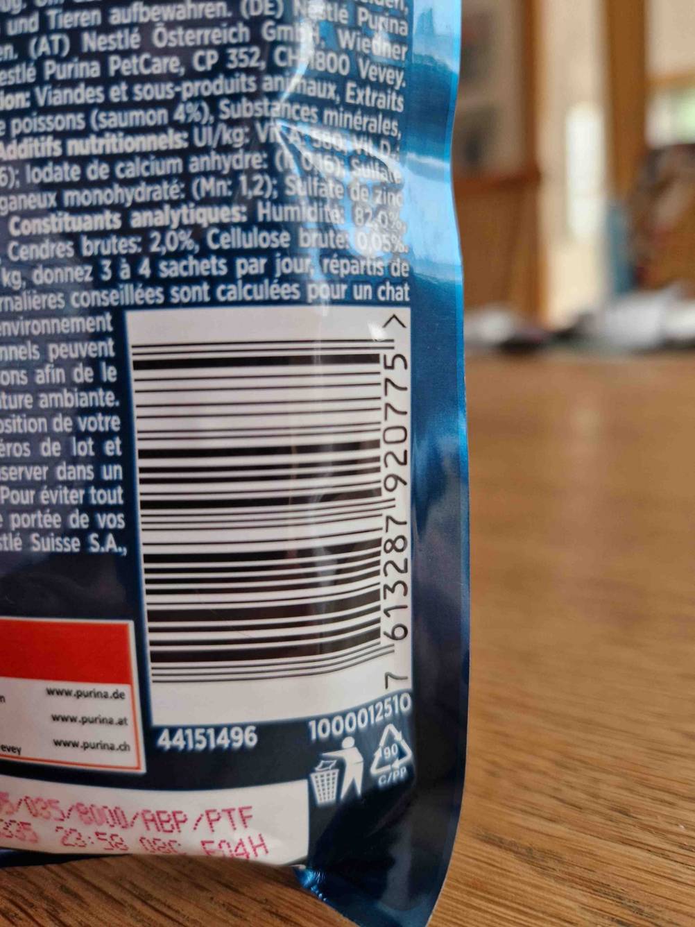 Im Test: Nahaufnahme des Barcodes auf der Rückseite einer Packung Purina-Katzenfutter.