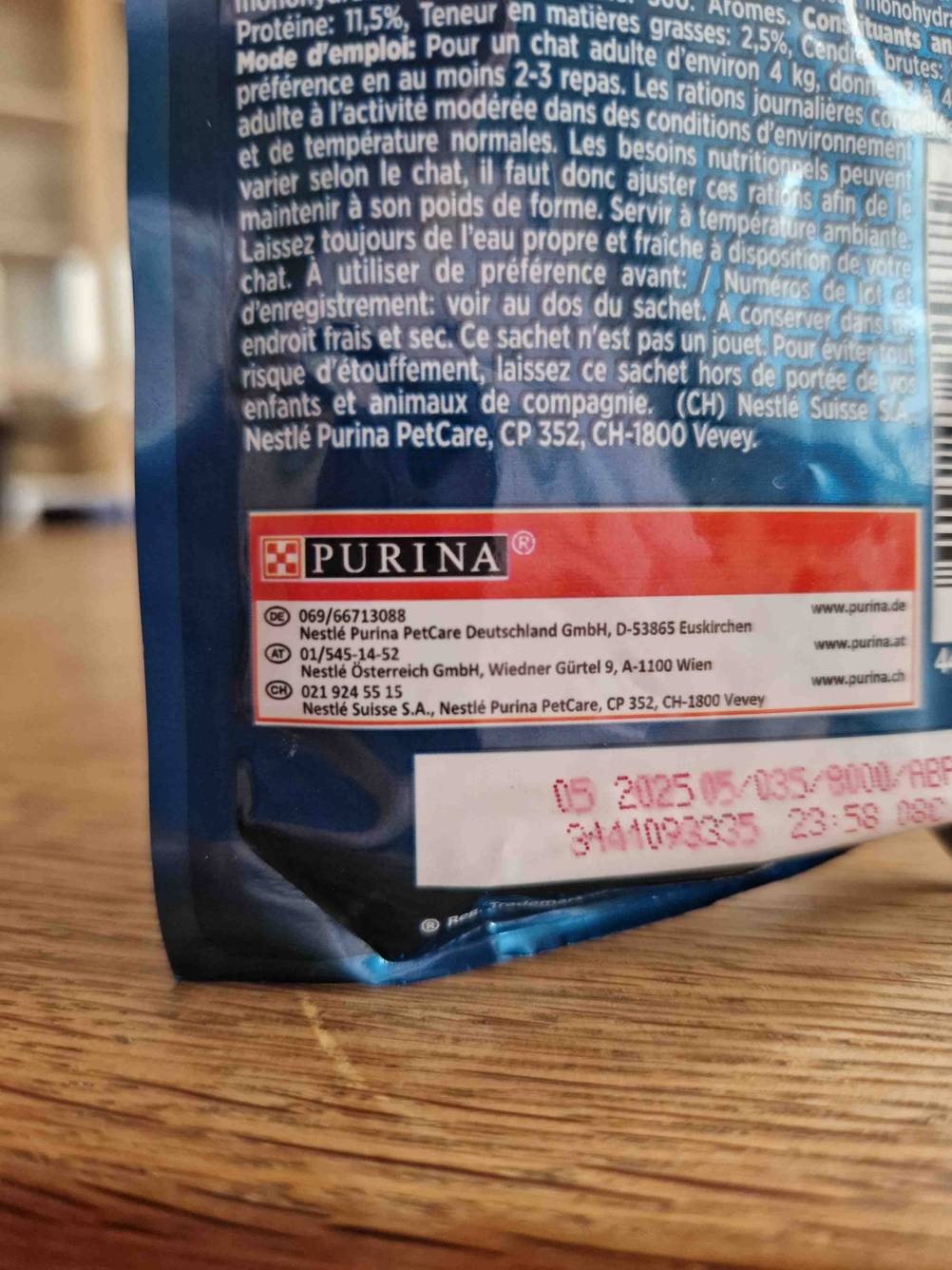Purina-Katzenfutter getestet: Nahaufnahme des Logos auf der Rückseite der Packung mit Informationen.