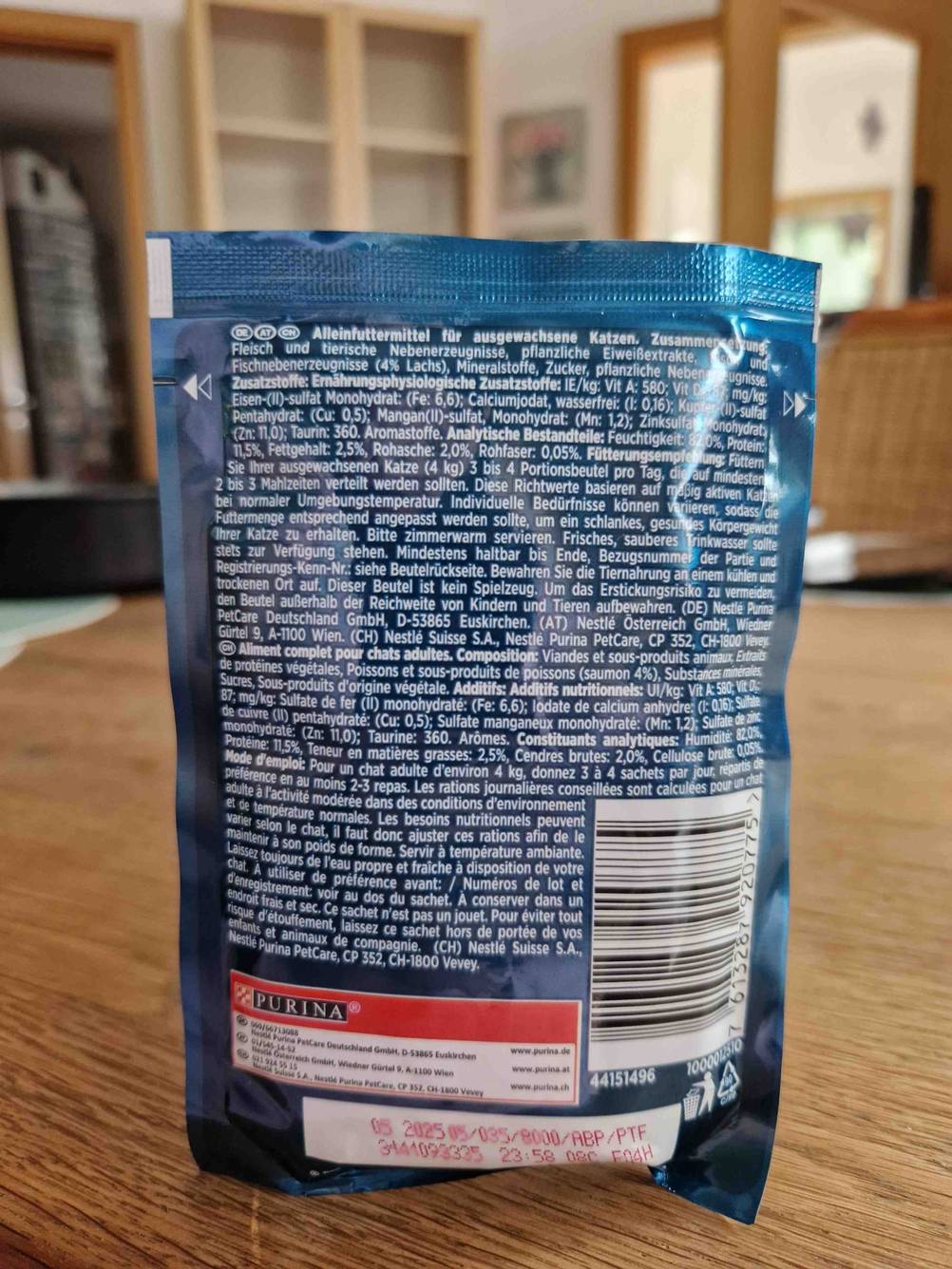 Rückseite einer Packung des getesteten Purina-Katzenfutters auf einem Tisch.