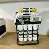 Die Purway-Osmoseanlage steht auf einer Arbeitsplatte. Sichtbar sind Filter, Manometer, Steuerbox und der gelbe Mineralfilter.