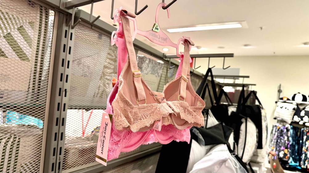 Push-Up-BHs getestet: Die BHs von hinten auf einem Bügel.