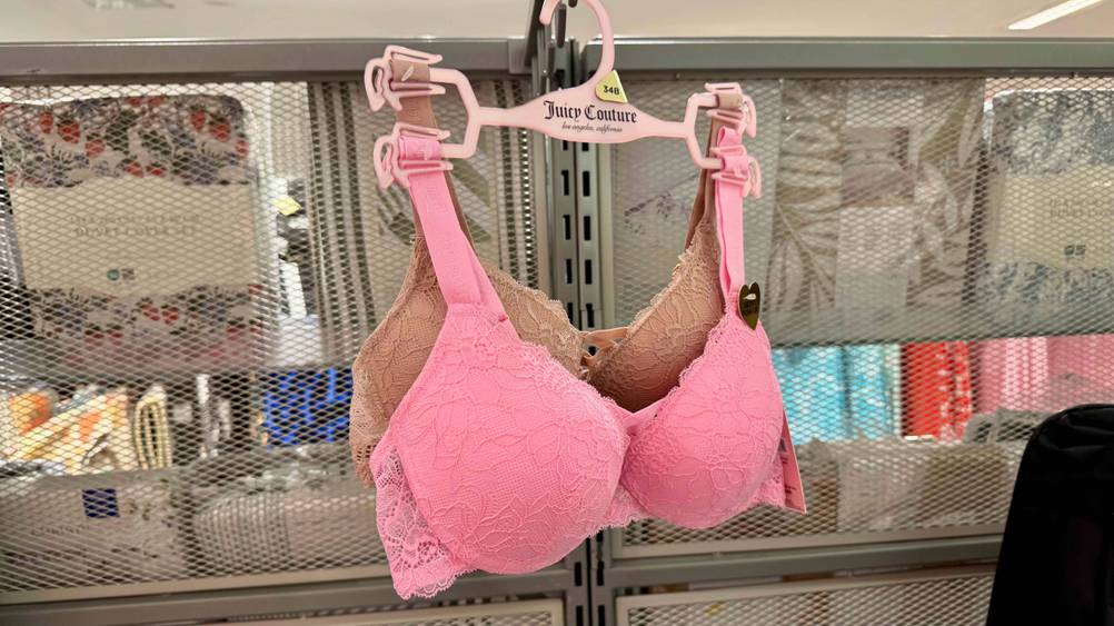 Zwei getestete Push-Up-BHs hintereinander an einem Bügel hängend.
