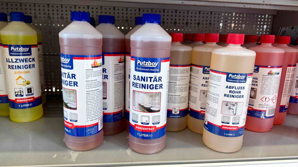 Der getestete Sanitärreiniger der Marke Putzboy in der 1-Liter-Kunststoffflasche steht auf einem Verkaufsregal.