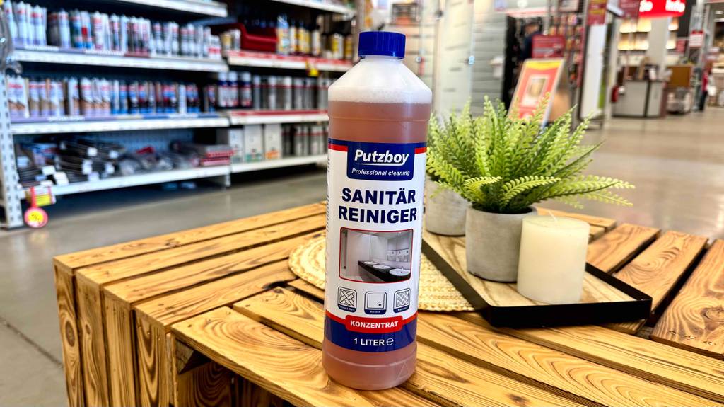 Im Test: Der Sanitärreiniger der Marke Putzboy befindet sich in der 1-Liter-Kunststoffflasche im Baumarkt.