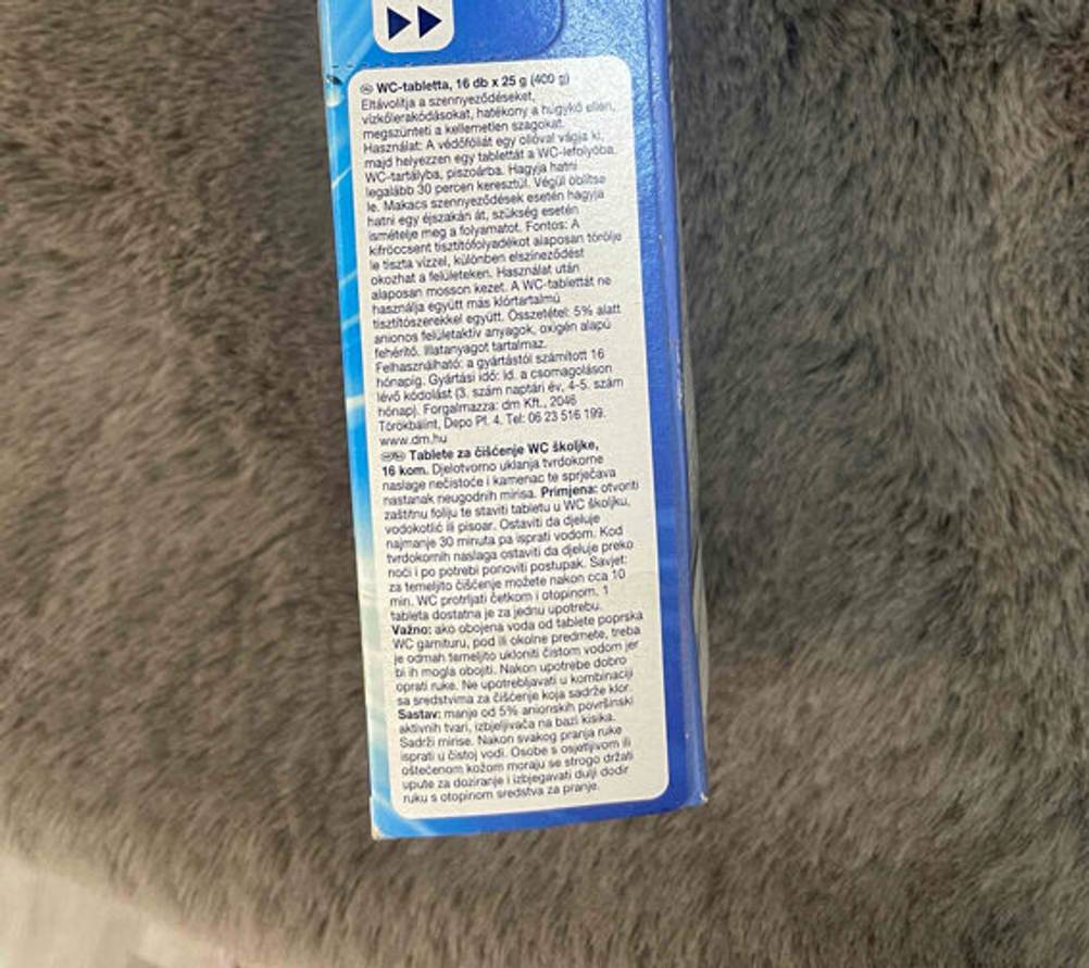 Putzmittel-Tabs-Test: Nahaufnahme der Informationen auf der Seite der Verpackung.