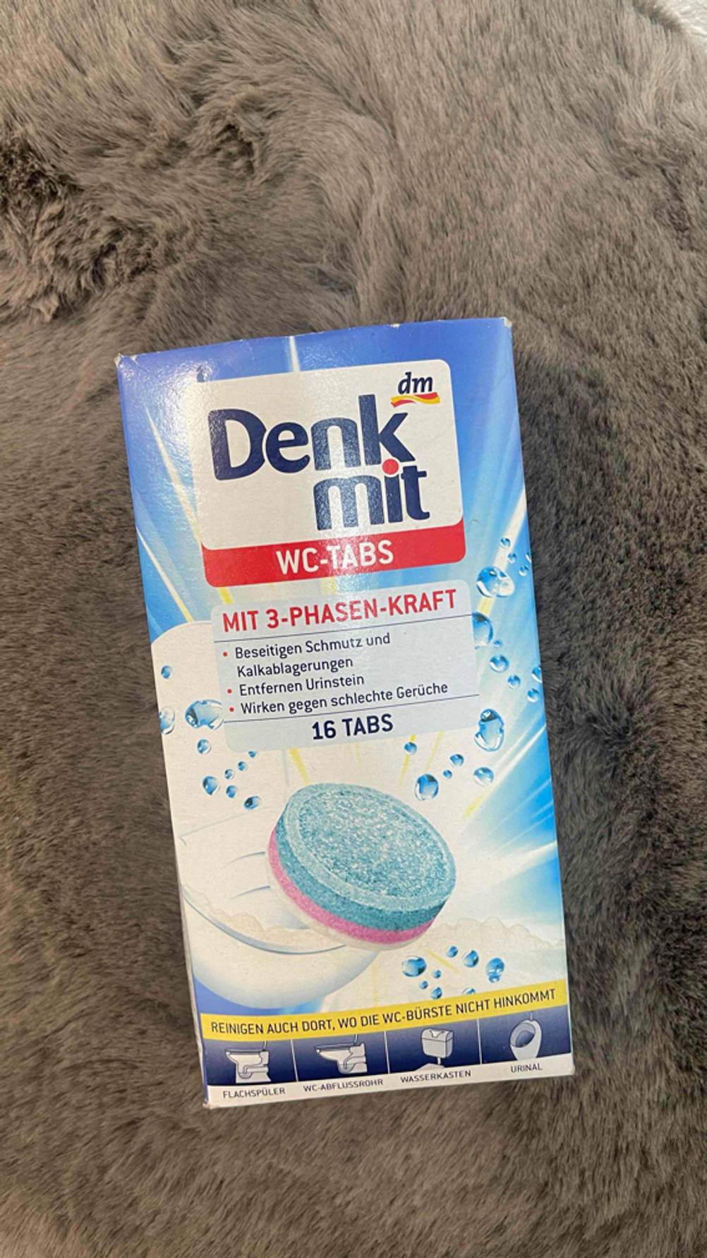 Auf einem Fell liegen die Putzmittel-Tabs im Test.