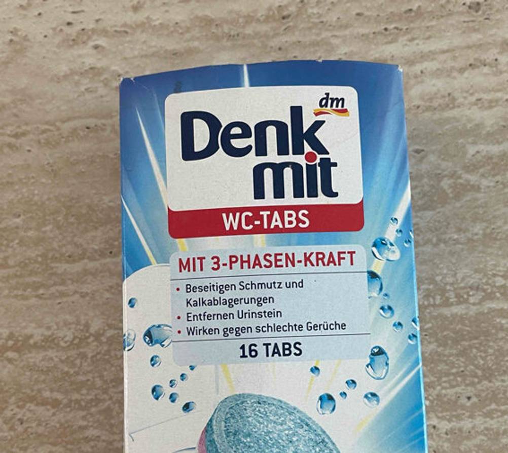 Putzmittel-Tabs im Test: Nahaufnahme der Verpackung mit Logo und Artikelbezeichnung.