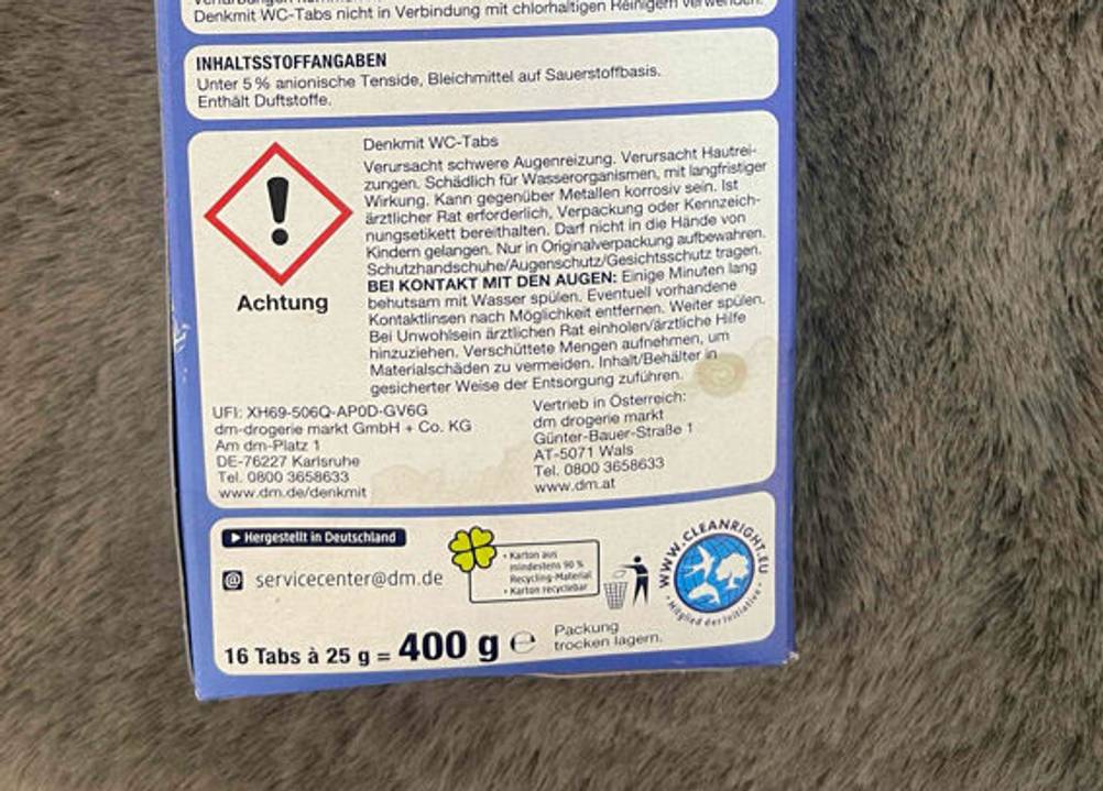 Putzmittel-Tabs getestet: Nahaufnahme der Rückseite mit Informationen.