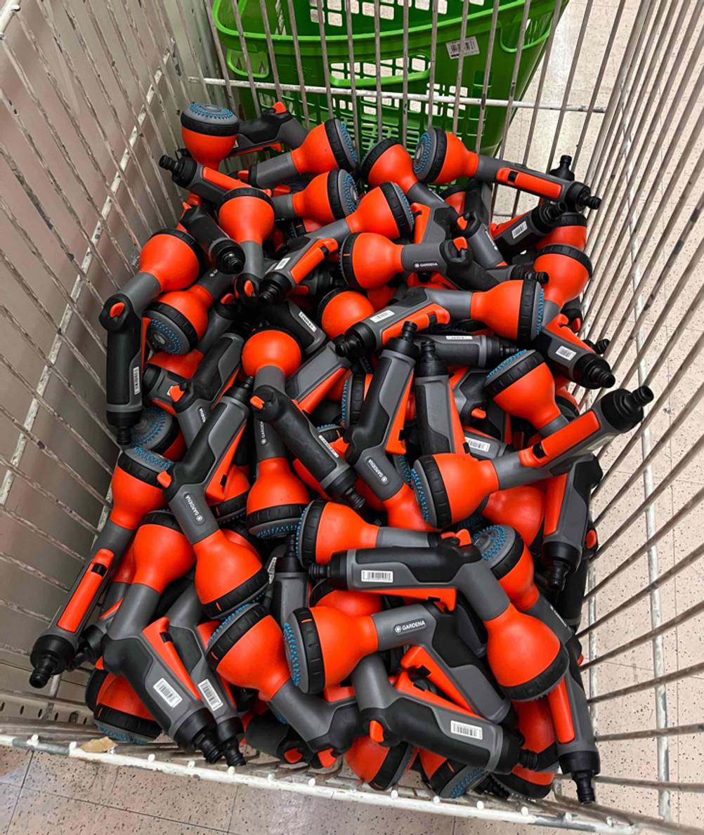 Mehrere getestete Putzpistolen befinden sich in einer Metallkiste. 