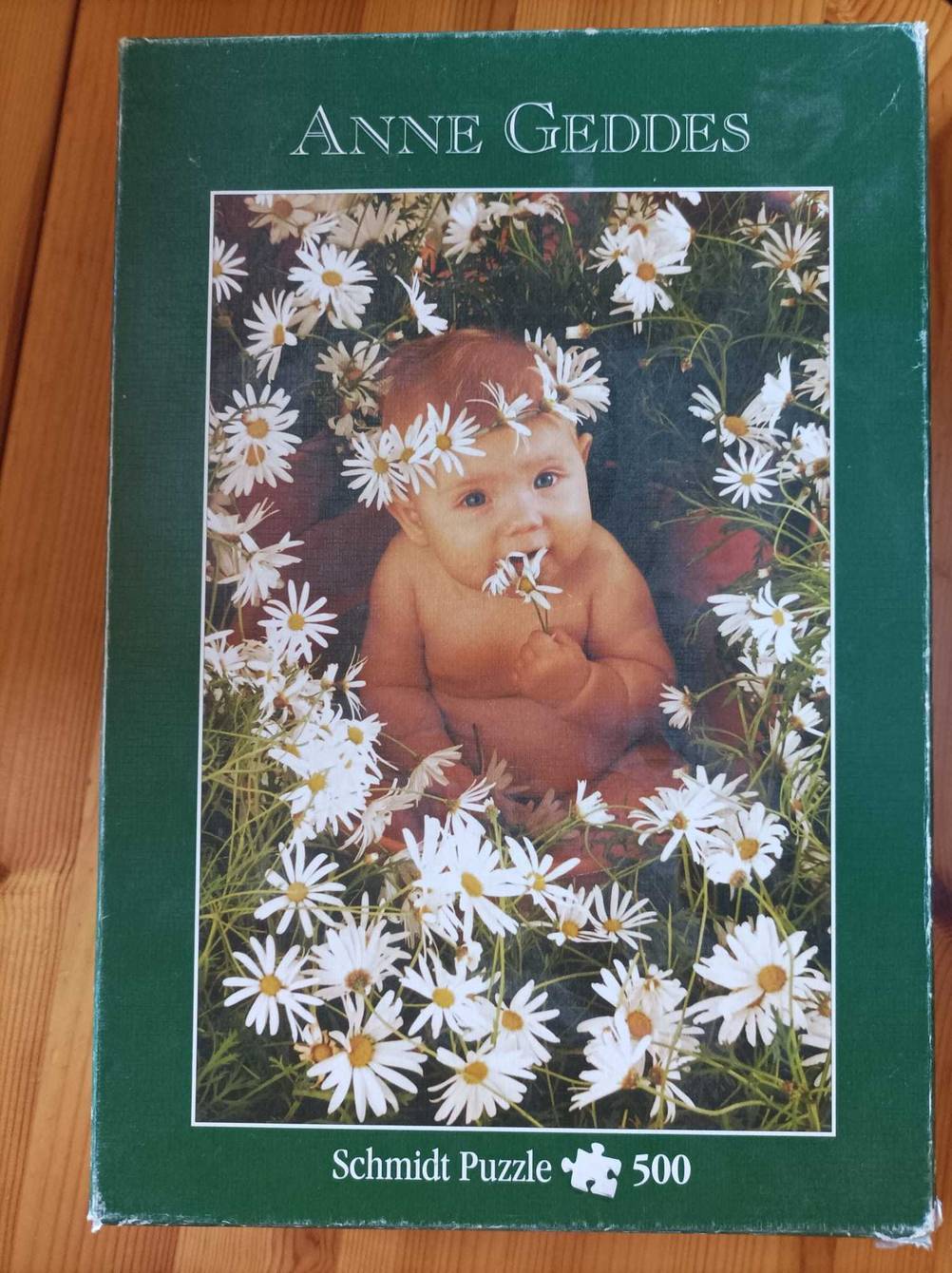 Puzzle im Test: Blick auf ein Babymotiv mit vielen Blumen außenrum.