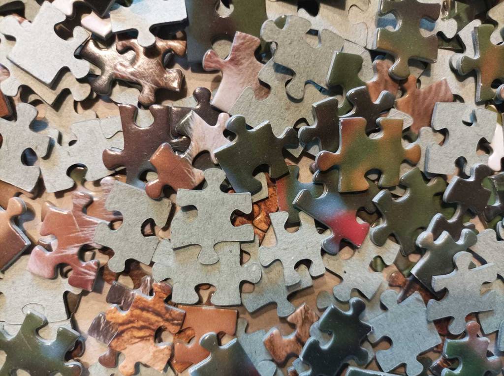 Puzzle-Test: Detailansicht von mehreren Teilen auf einem Haufen.