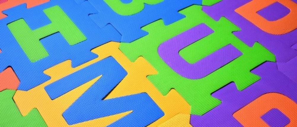 Puzzlematte im Test: bunte Puzzlematten mit Buchstaben.