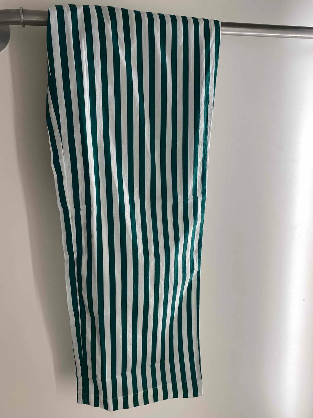 Pyjama Damen im Test: Die Hose hängt über einer Stange.