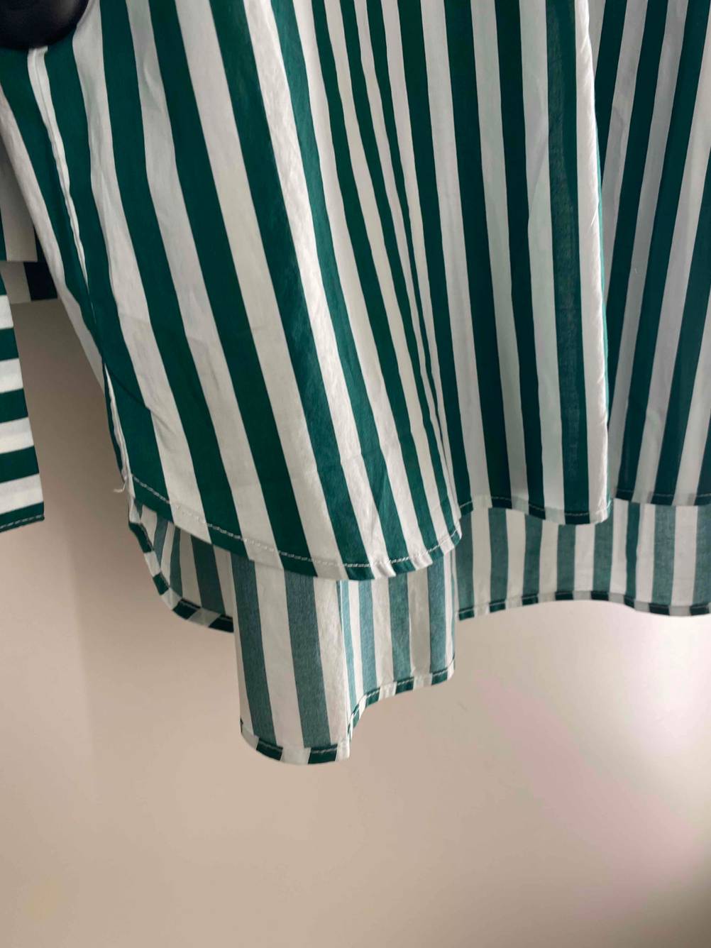Nahaufnahme der Naht am unteren Ende eines Damen-Pyjamas im Test.