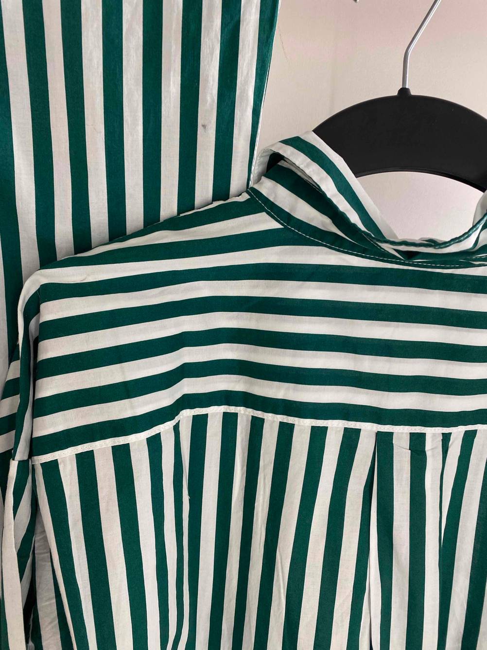 Ein getestetes Pyjama-Set für Damen hängt an einem Kleiderbügel.