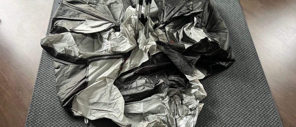 Die Qeedo Quick Palm Z3513 liegt halb aufgebaut auf einem Teppich